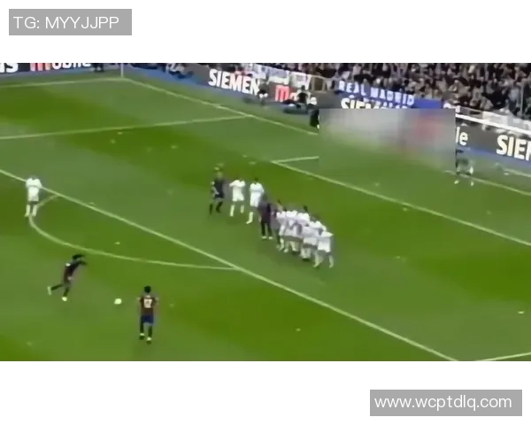 大力王足球球星的传奇之路与无畏精神：从草根到顶级球场的蜕变