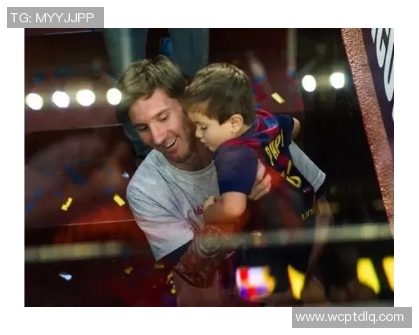 小孩开足球球星卡包揭晓梅西珍稀卡片惊喜瞬间 小孩开足球球星卡包揭晓梅西珍稀卡片惊喜瞬间