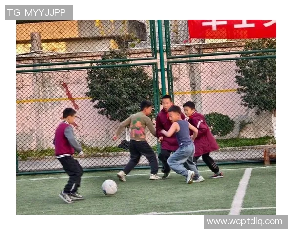 球星走进校园亲自指导同学体验足球魅力感受团队合作精神