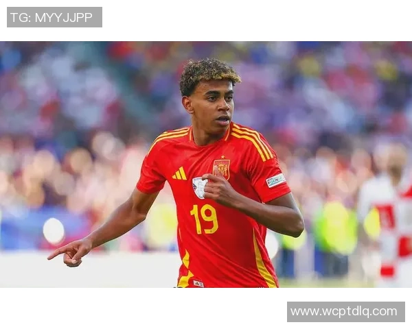 白球衣11号的传奇之路 足球明星的光辉时刻与成就解析