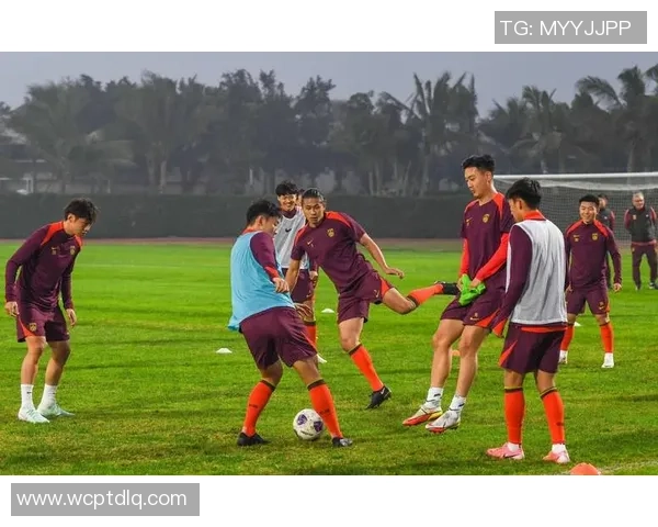 自学成才的足球球星们如何突破困境实现梦想