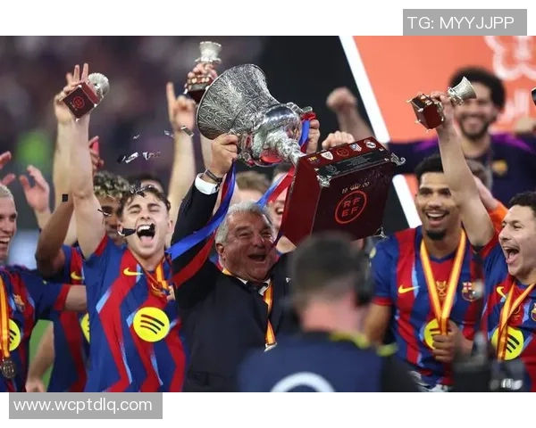 足球球星奖杯灯点亮荣耀时刻照亮梦想之路